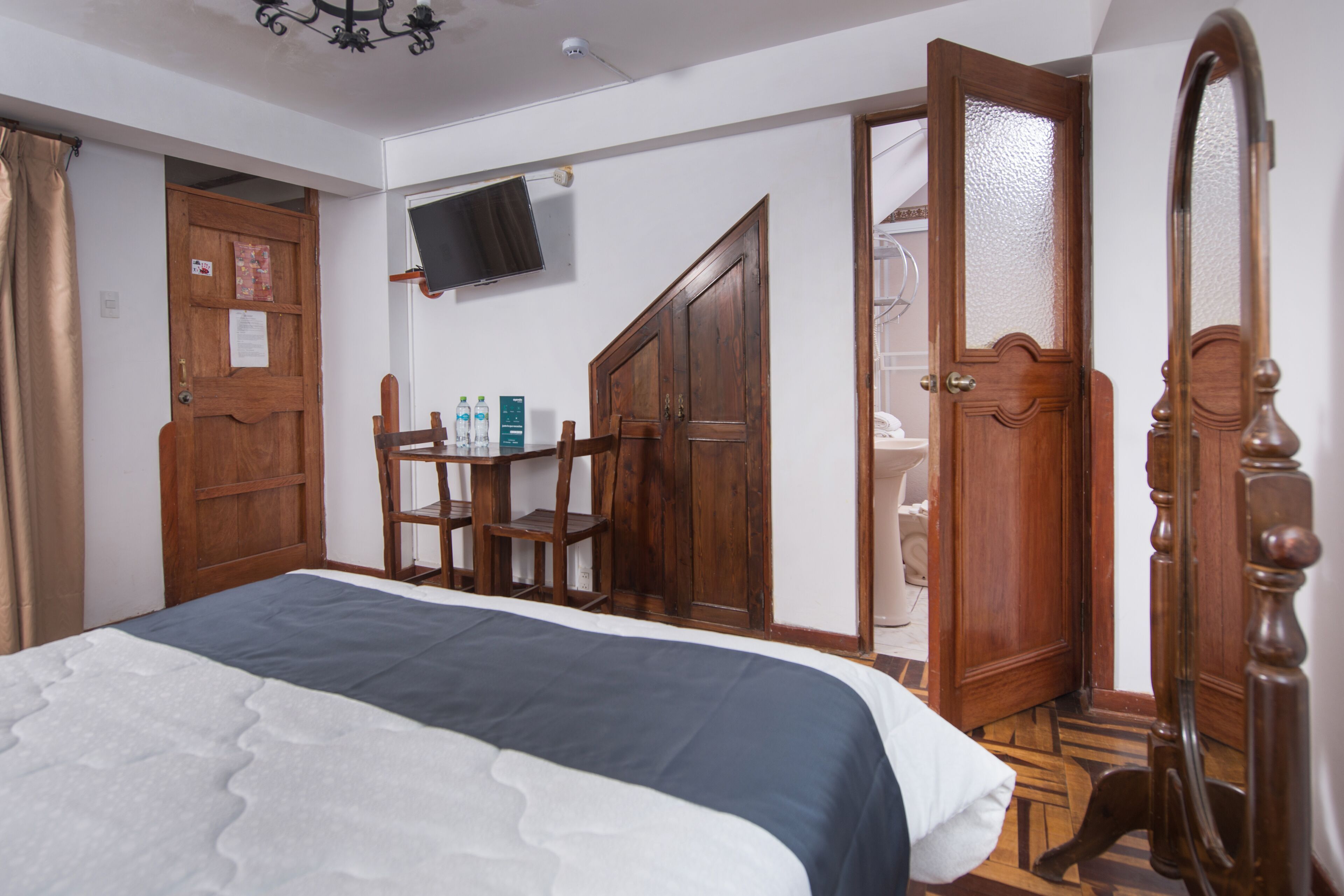 Hypo-allergenic bedding, desk, iron/ironing board, free WiFi