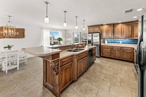 Full-size fridge, microwave, oven, stovetop