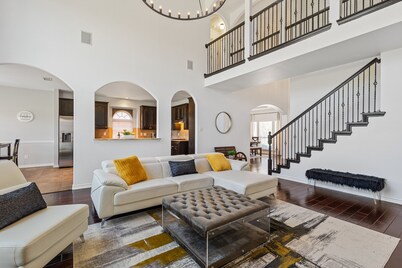 LARGE 5 BEDROOM FAMILY HOUSE W/ GAME/MEDIA CENTRAL DFW 5 MIN TO LAKE AT&T 