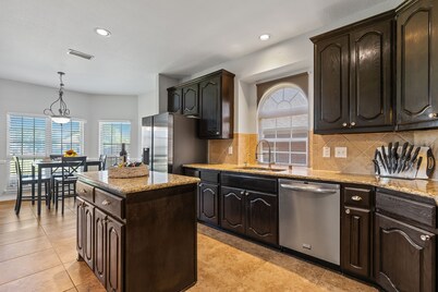 LARGE 5 BEDROOM FAMILY HOUSE W/ GAME/MEDIA CENTRAL DFW 5 MIN TO LAKE AT&T 