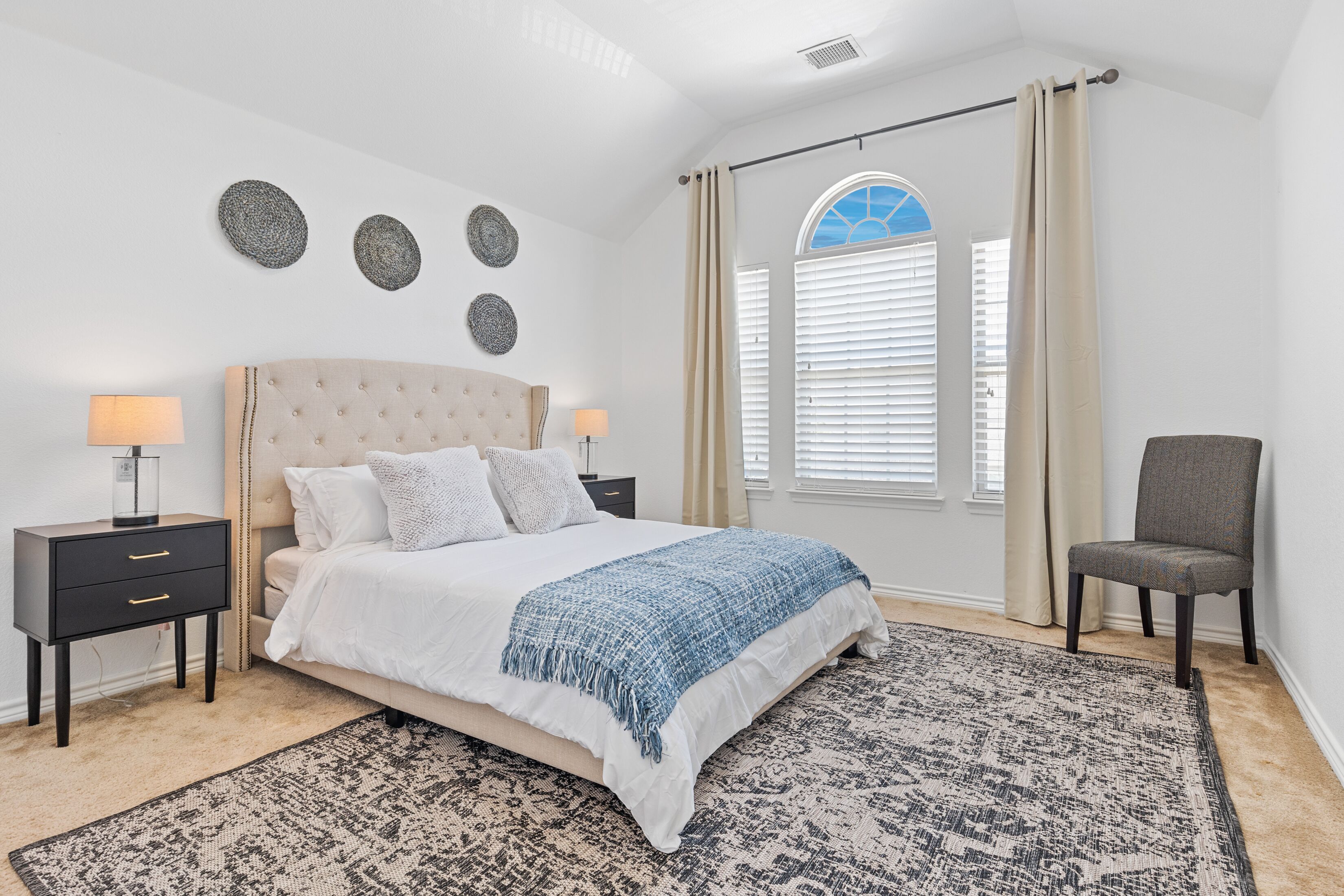 5 habitaciones, caja de seguridad en la habitación y escritorio 