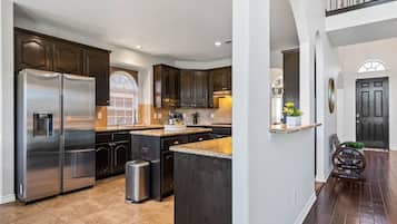 Refrigerador, microondas, horno, placa de cocina