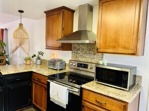 Frigorífico, horno, placa de cocina y lavavajillas