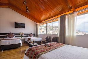 Firemannsrom – standard | Dundyner, safe på rommet, skrivebord og skrivebord for bærbar PC