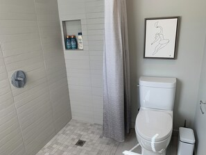 Ensemble baignoire-douche, séchoir à cheveux, serviettes fournies, savon