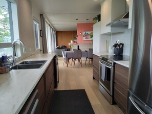 Fridge, microwave, oven, stovetop - Modesta Winery Guest House (Naramata)