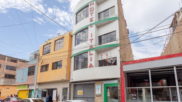 Un edificio de varios pisos con un letrero que dice "HOTEL ITALIA".