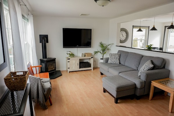 TV connectée, cheminée, baby-foot, livres