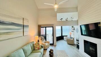 Älytelevisio, takka, videopelejä, DVD-soitin