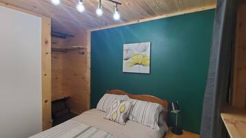 2 bedrooms, travel crib, free WiFi, bed sheets