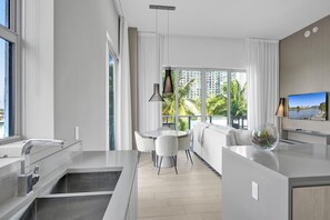 Grand Apartment | In-room safe, desk, laptop workspace, blackout drapes - Amazing Apartments at H Beach House (Hollywood)