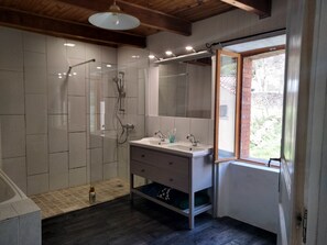 Combined shower/tub - Beautiful farmhouse in the Languedoc (Saint-Julien)