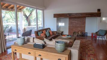 Flat-screen TV, heated floors