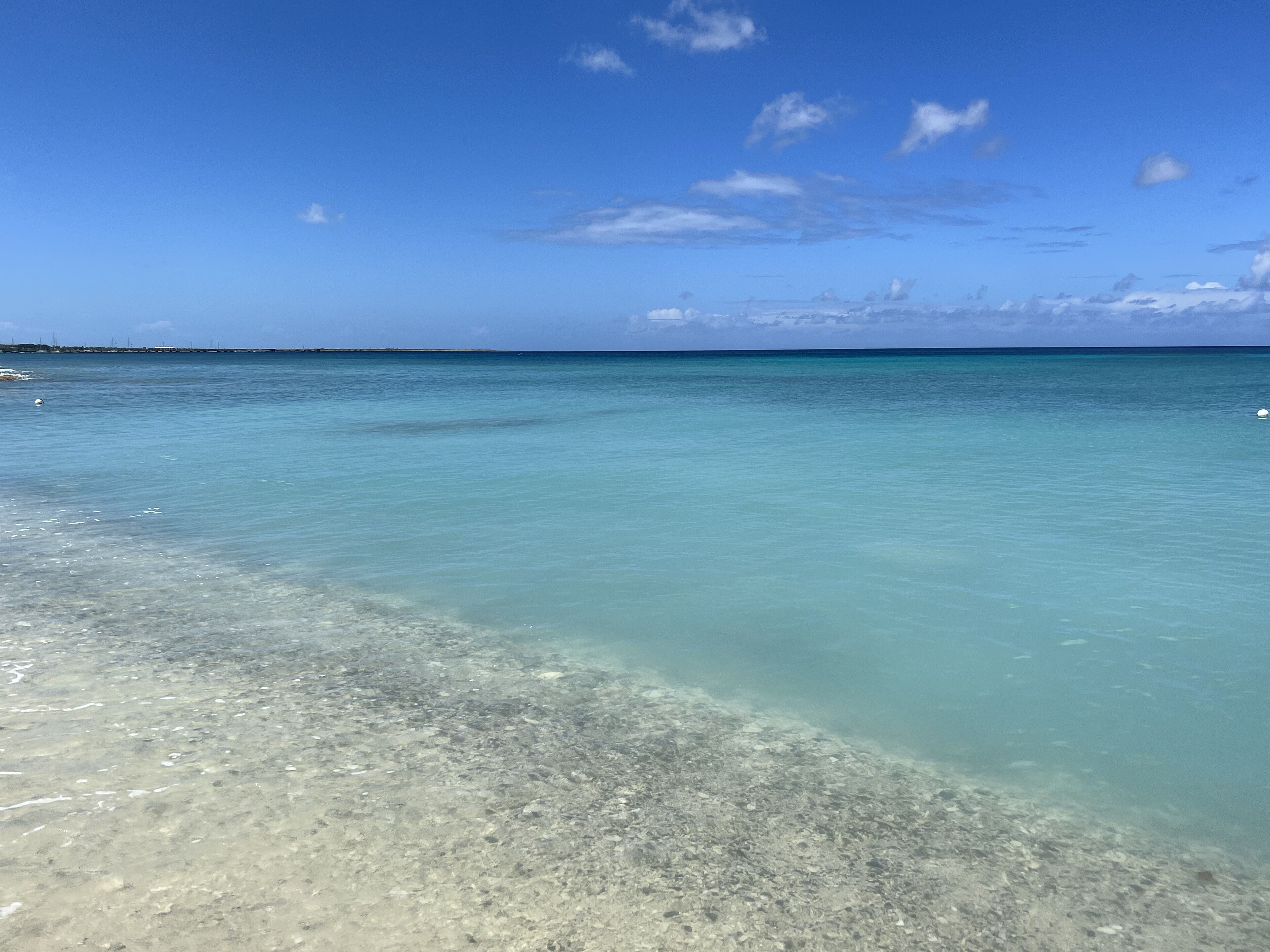 En la playa, sillas reclinables de playa, toallas de playa