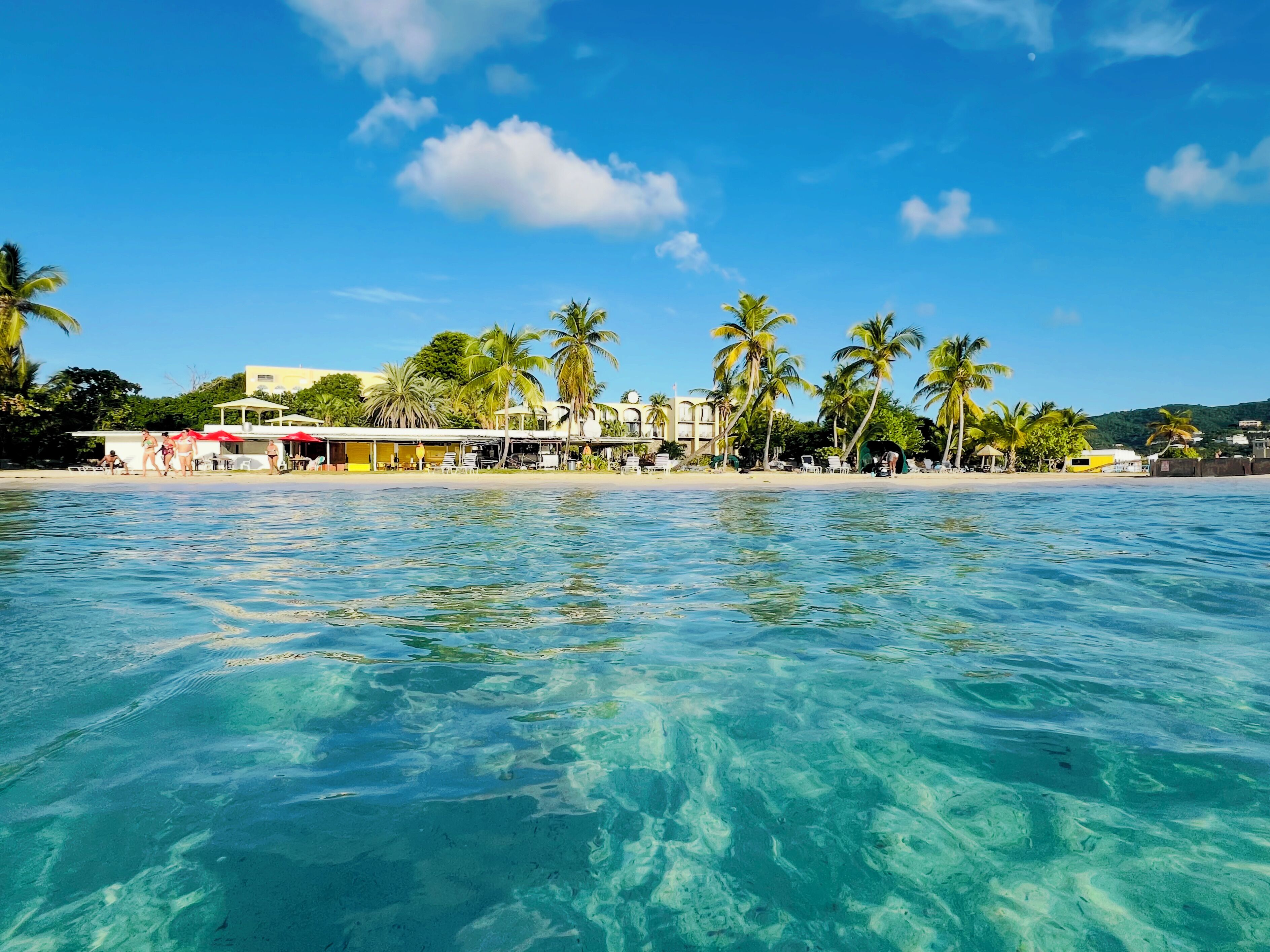 Plage, chaises longues, serviettes de plage