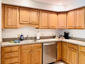 Fridge, microwave, oven, stovetop - SKI-IN, SKI-OUT! LIFT and MT. VIEWS UNBEATABLE LOCATION for ALL SEASONS! Unit 2 (Hancock)
