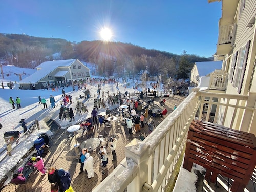 SKI-IN, SKI-OUT! LIFT and MT. VIEWS UNBEATABLE LOCATION for ALL SEASONS! Unit 2