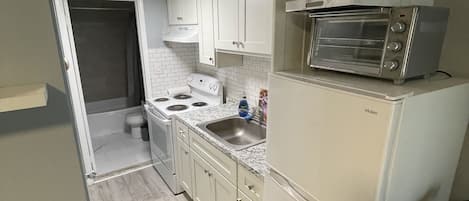 Fridge, stovetop