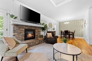 Televisión y chimenea