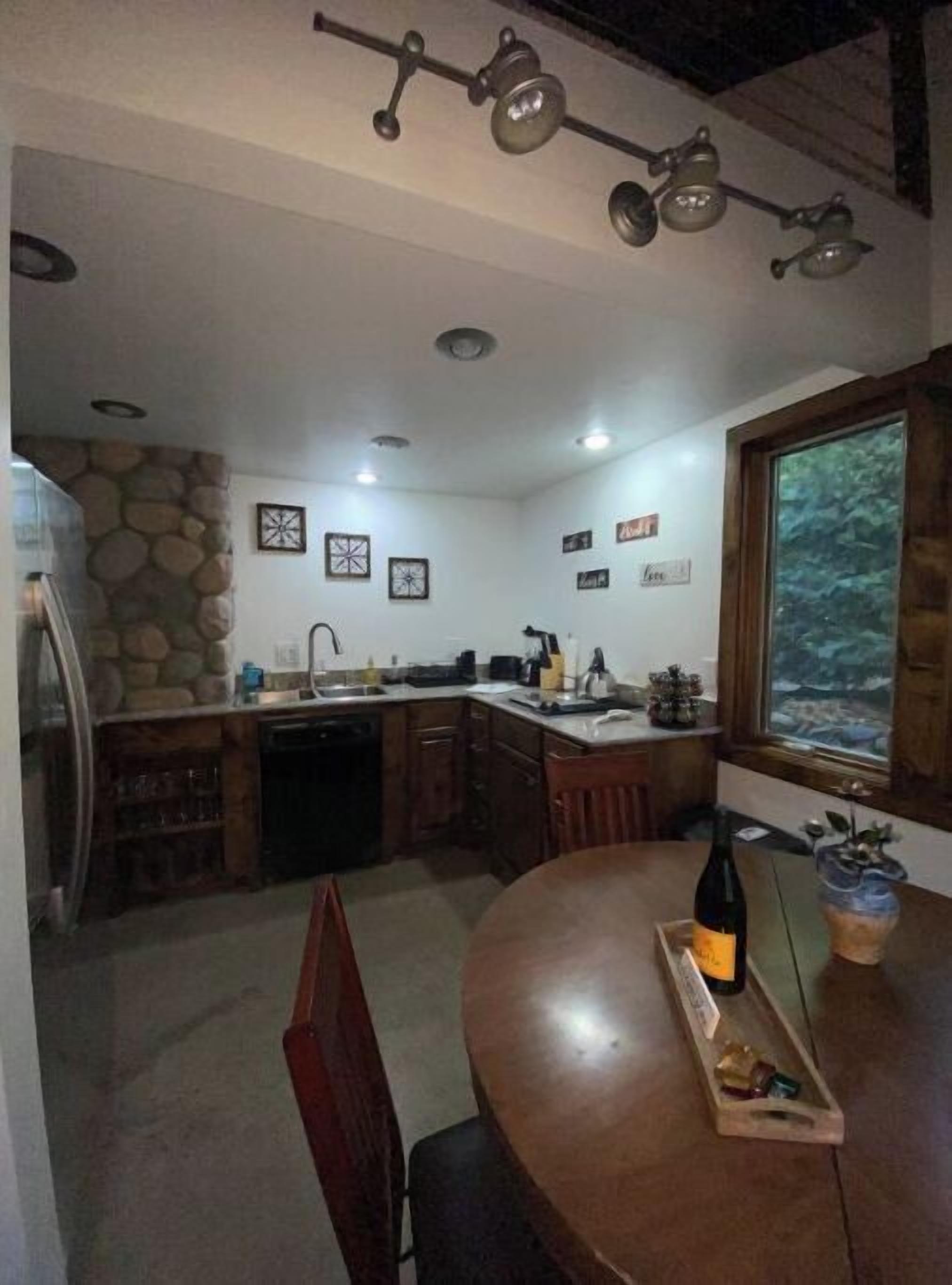 Réfrigérateur, plaque de cuisson, lave-vaisselle, cafetière/bouilloire