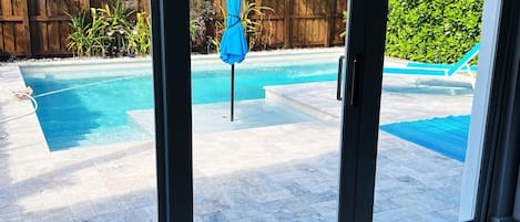 Una piscina al aire libre, una piscina climatizada