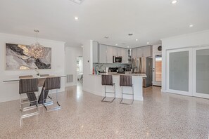 雪櫃、微波爐、焗爐、爐具