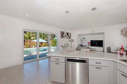 Stylish & Bright ~ 5★ Location, Pool, Hot Tub, Pkg