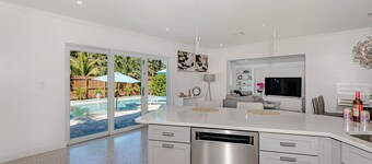 Stylish & Bright ~ 5★ Location, Pool, Hot Tub, Pkg