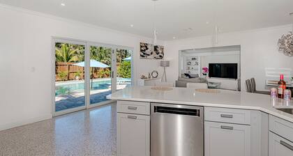 Stylish & Bright ~ 5★ Location, Pool, Hot Tub, Pkg