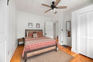 3 bedrooms, desk, iron/ironing board, free WiFi - Beautiful Modern/Rustic Cottage in the heart of Lead!!! (Lead)