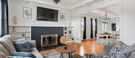 TV connectée, livres, chaîne hi-fi