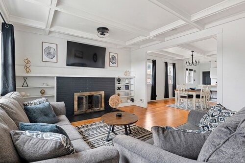 Beautiful Modern/Rustic Cottage in the heart of Lead!!!