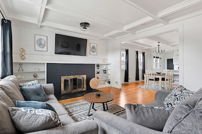 Beautiful Modern/Rustic Cottage in the heart of Lead!!!