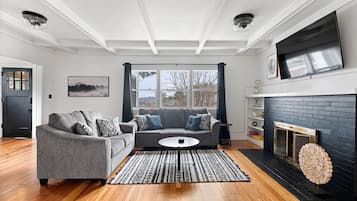 Smart TV, books, stereo