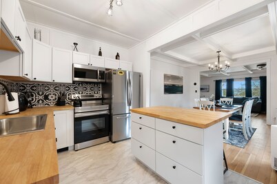 Beautiful Modern/Rustic Cottage in the heart of Lead!!!