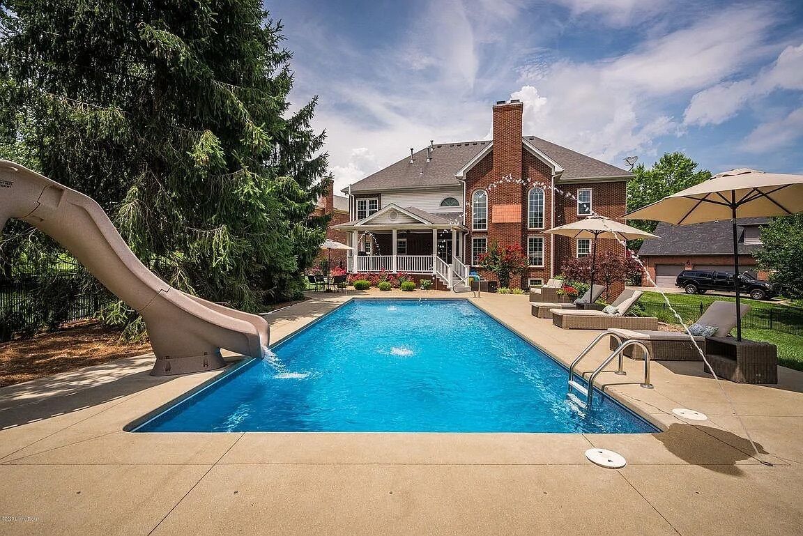Backyard oasis with 5 beds/5 full en suite baths and dream kitchen 
