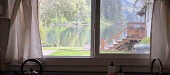 Cozy Lakeside Cabin