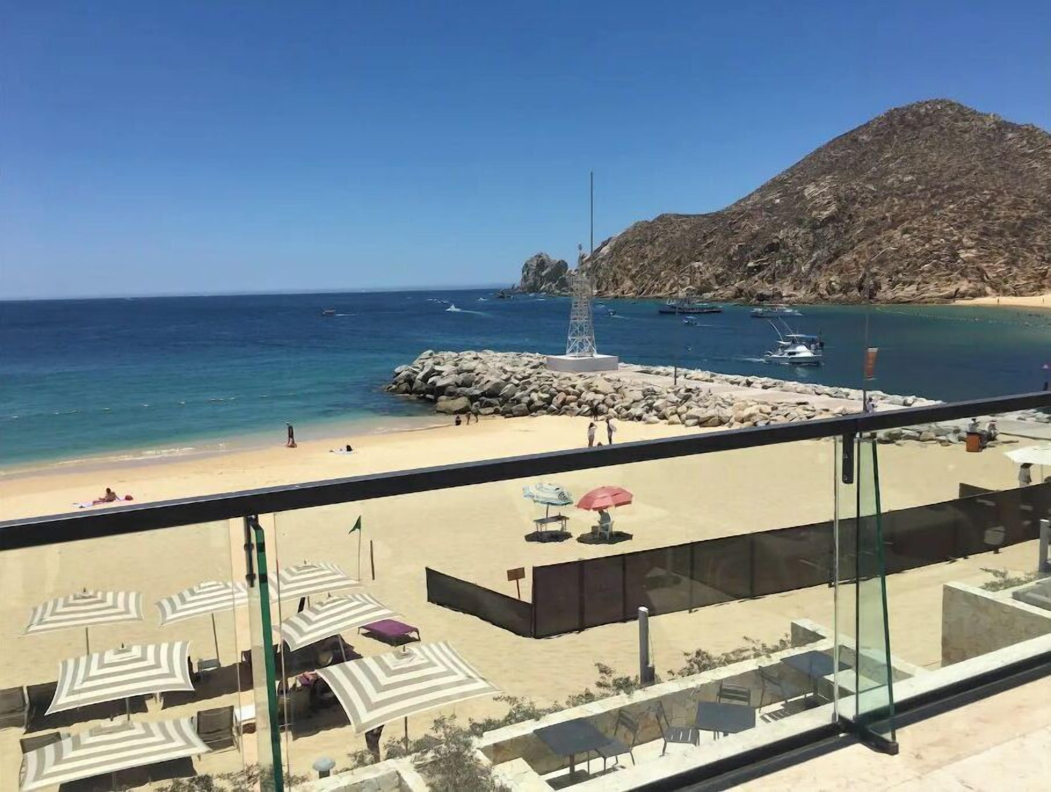 Vlak bij het strand, ligstoelen aan het strand, strandlakens