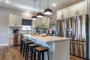 Réfrigérateur, four à micro-ondes, un four, surface de cuisson