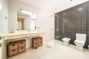 Tina, secadora de cabello, toallas, papel de baño 