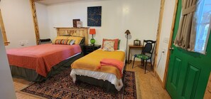 1 bedroom, free WiFi, bed sheets - Watch the birds on a wrap-around porch. Very private and pet friendly. (Blountsville)