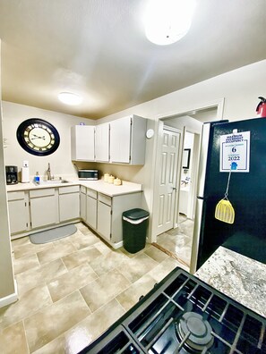 Kjøleskap, mikrobølgeovn, ovn og kokeplater