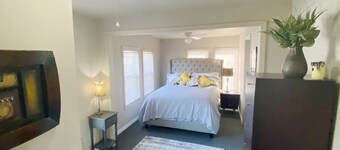 2 Bedroom Centrally located near Shopping, Restaurants & Lake