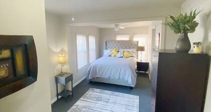 2 Bedroom Centrally located near Shopping, Restaurants & Lake