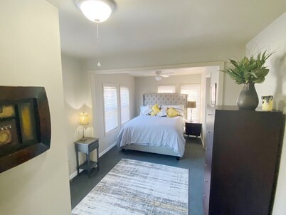 2 Bedroom Centrally located near Shopping, Restaurants & Lake