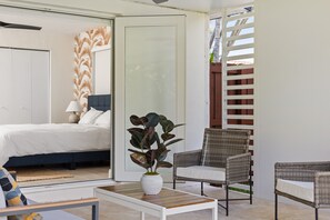 3 chambres, bureau, fer et planche à repasser, lit parapluie