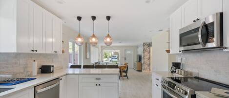 Refrigerador, microondas, horno, placa de cocina