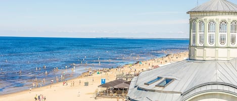 På stranden, solstolar och strandhanddukar