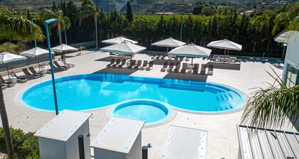 Holiday homes with swimming pool a stone's throw from the sea!