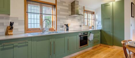 Een vaatwasser, een kinderstoel